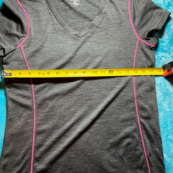 Woman’s black n pink sports top - Picture 6 of 6